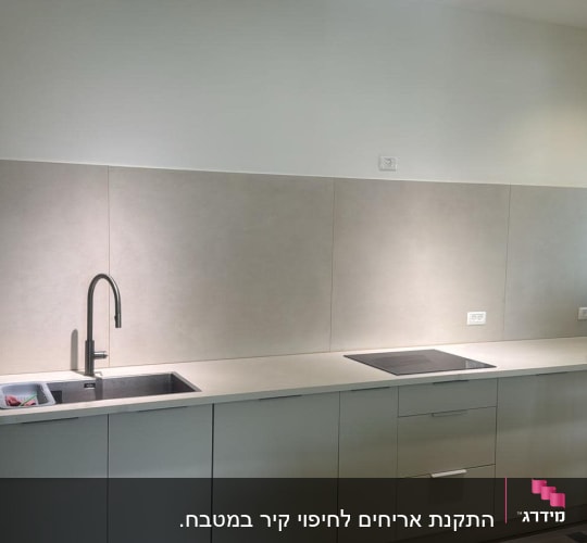 מטבח חדש עם כיור וברז מודרניים